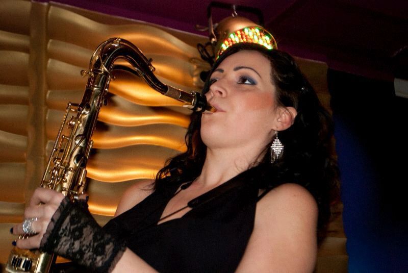 female saxophone player himachal-pradesh