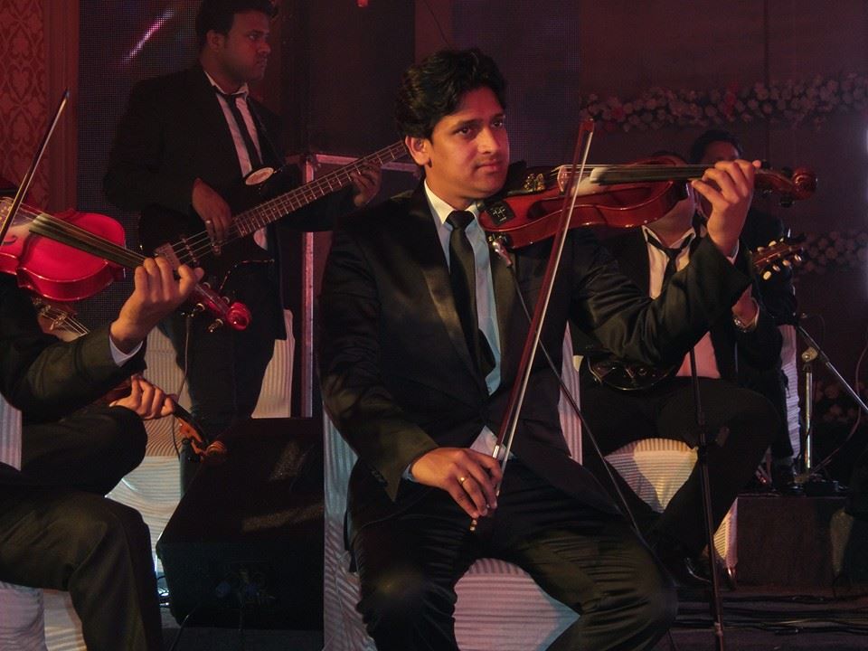male violin player himachal-pradesh